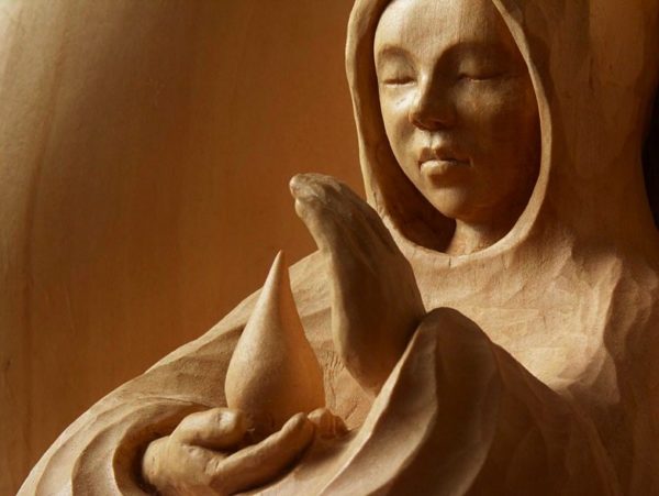 Détail sur la sculpture en bois nommée Goutte, par Monik Grandemange